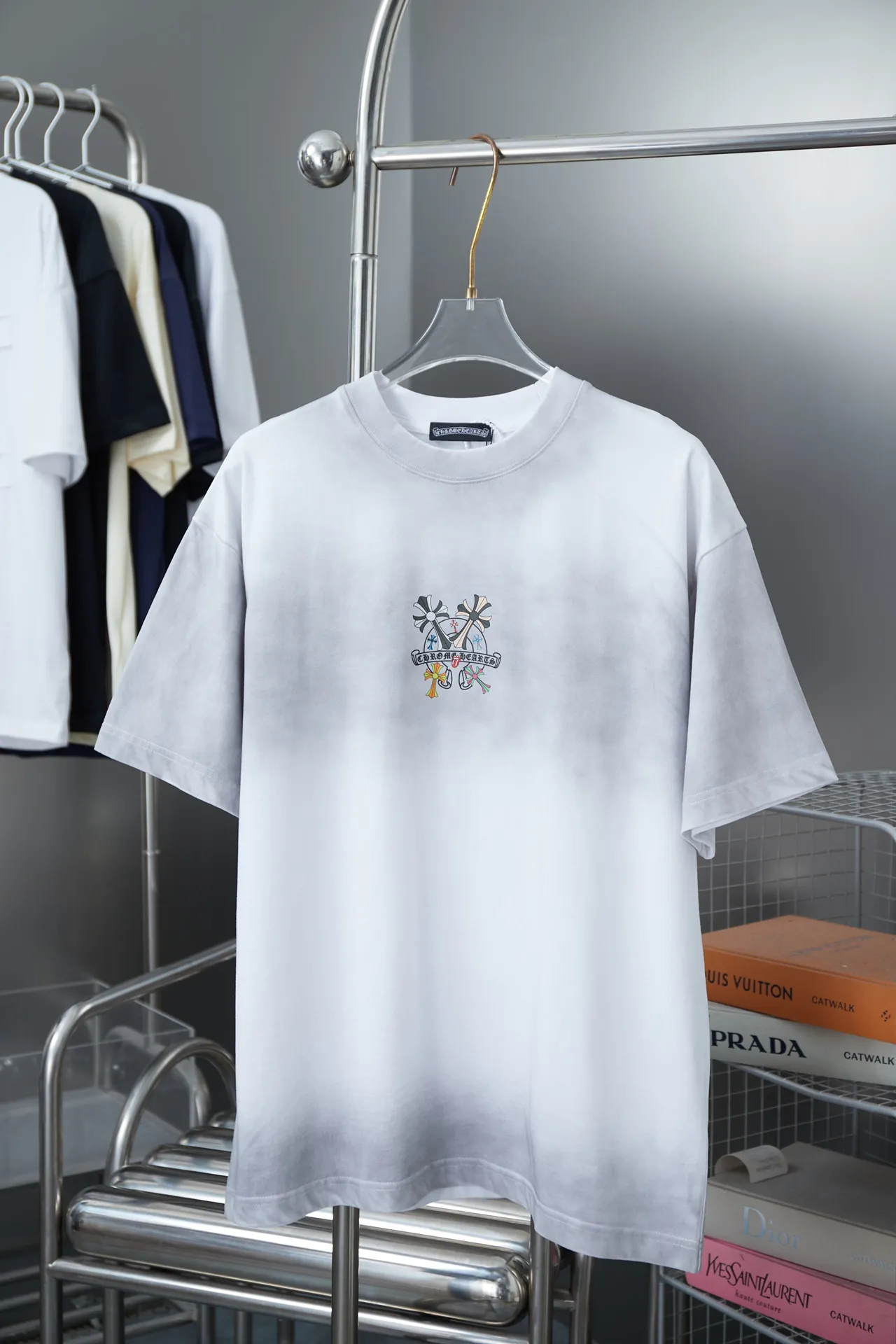 🅿️200 Ch*ome Hearte 25SS early spring new style, Croix heart logo printed short sleeves, light luxury, a must-have item for daily commuting for men and women, correct version, welcome to compare, detailed features · 320g 100% pure cotton double yarn jersey fabric · Custom dyed in the same vat, special thickened 32 count double-strand 1X1 thread · Digital direct printing ➕ Three-dimensional thick letter logo · Ready-to-wear dyeing Then do the faded fried snowflake process, then wash it to make it look old · General washing to improve the effect · Double needle stitching and cross-stitch process · Original main mark, washed tag, brand moisture-proof paper packaging Color: black/white Size: S/M/L/XL